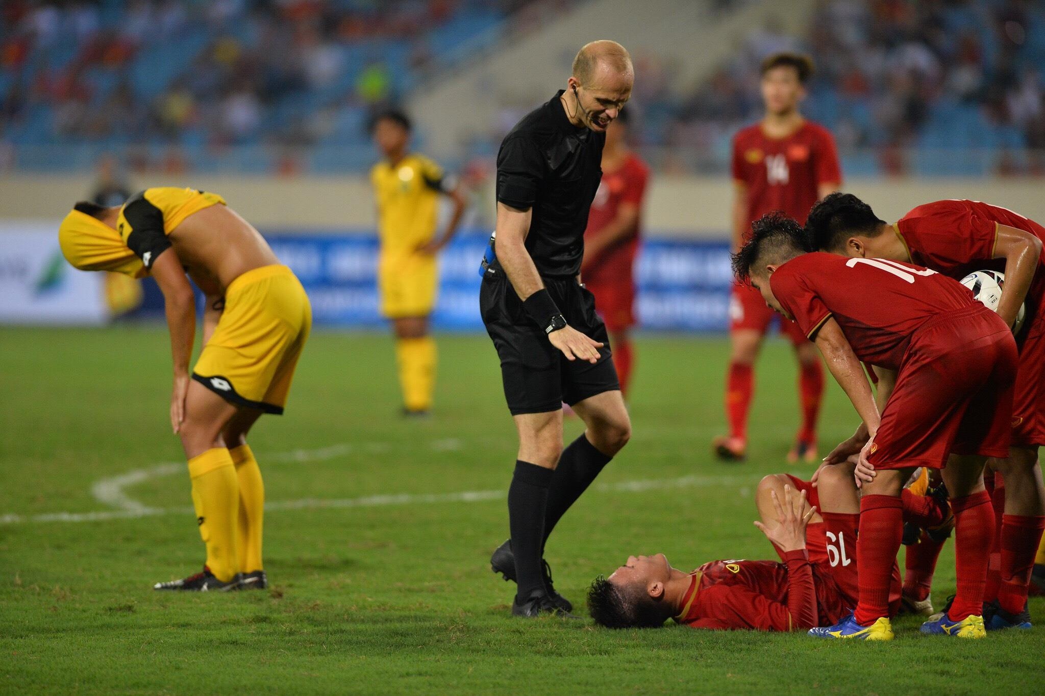 Cau thu Brunei nuc no roi san sau khi nhan the do anh 4