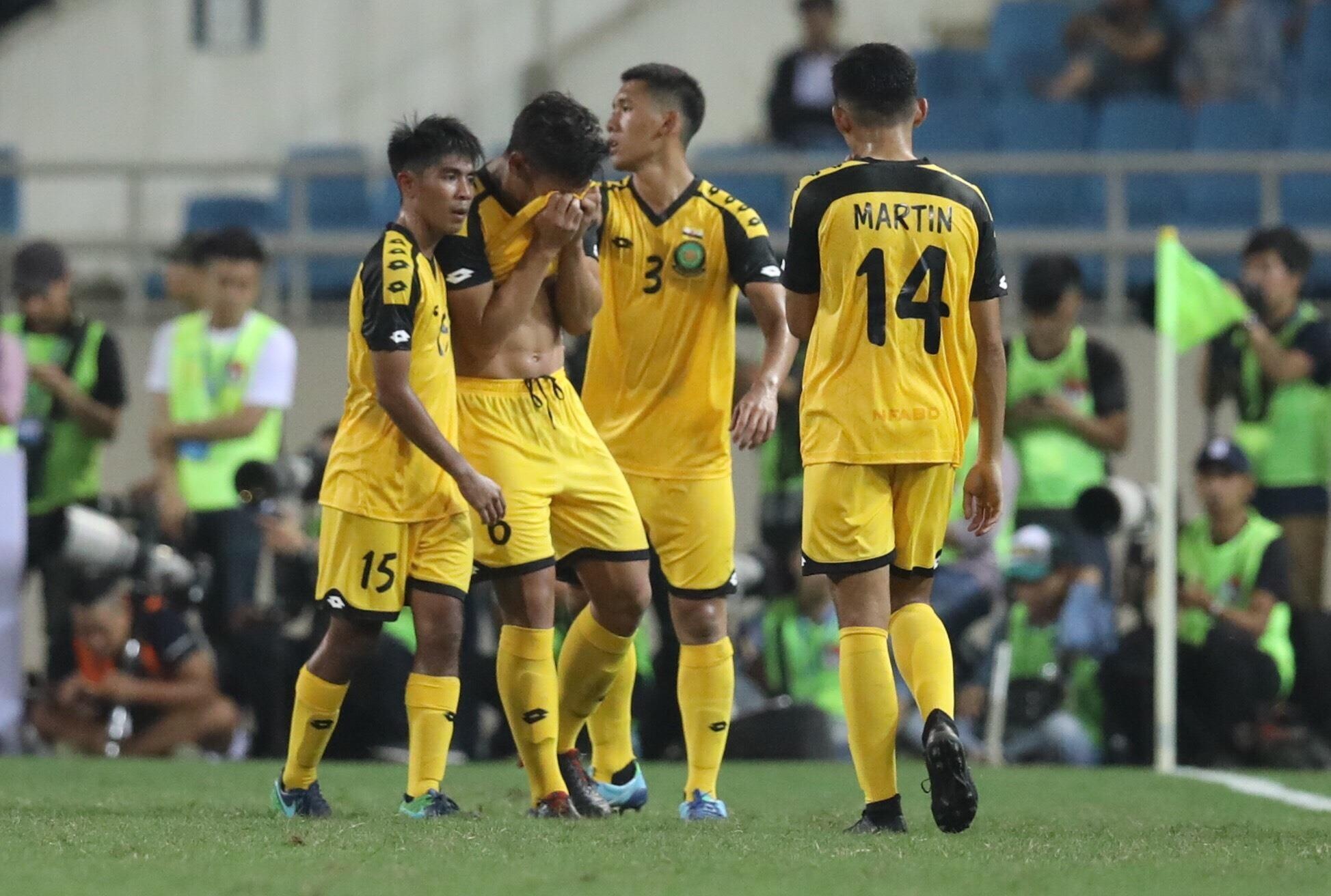 Cau thu Brunei nuc no roi san sau khi nhan the do hinh anh