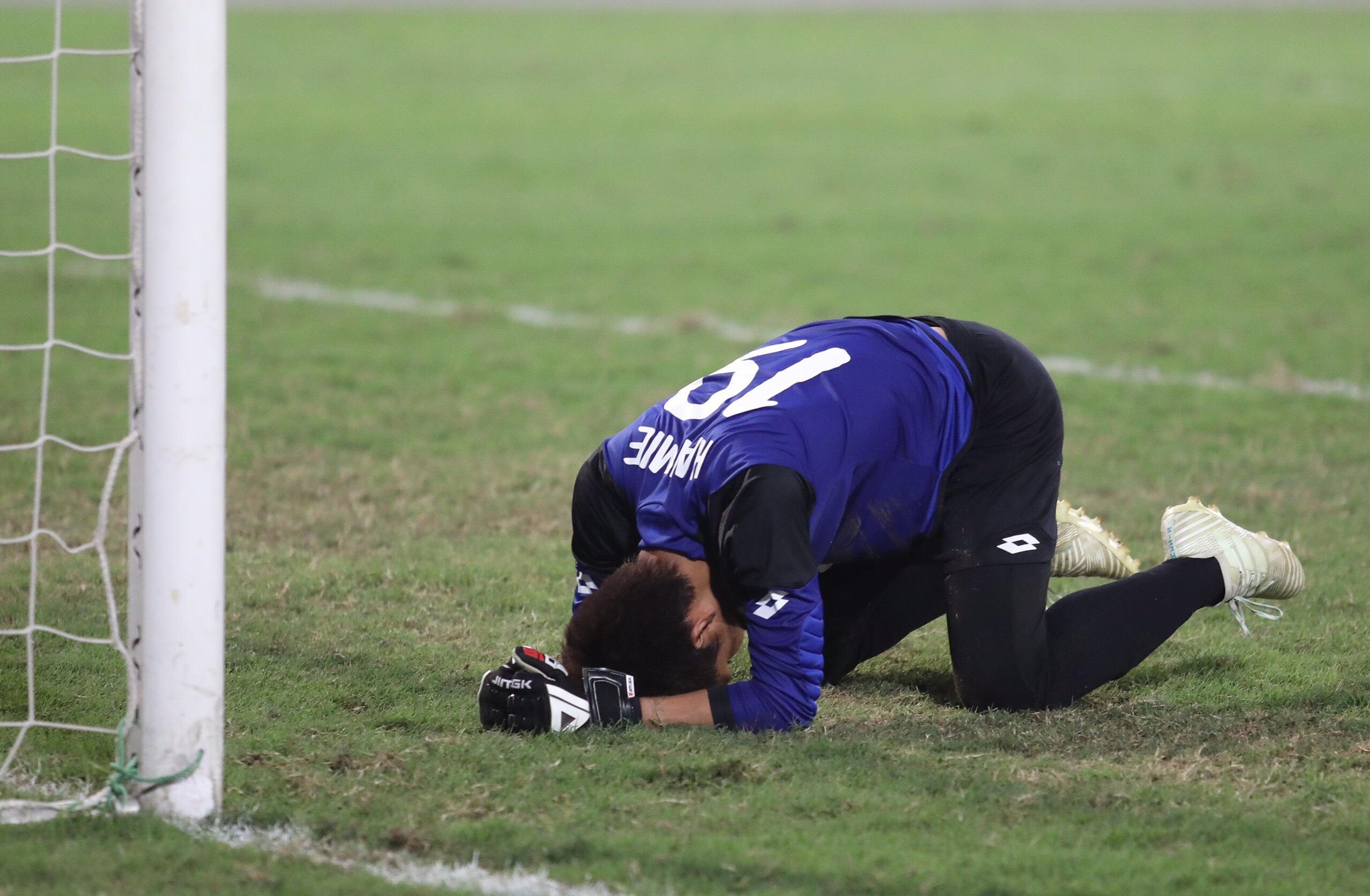 Cau thu Brunei nuc no roi san sau khi nhan the do anh 9