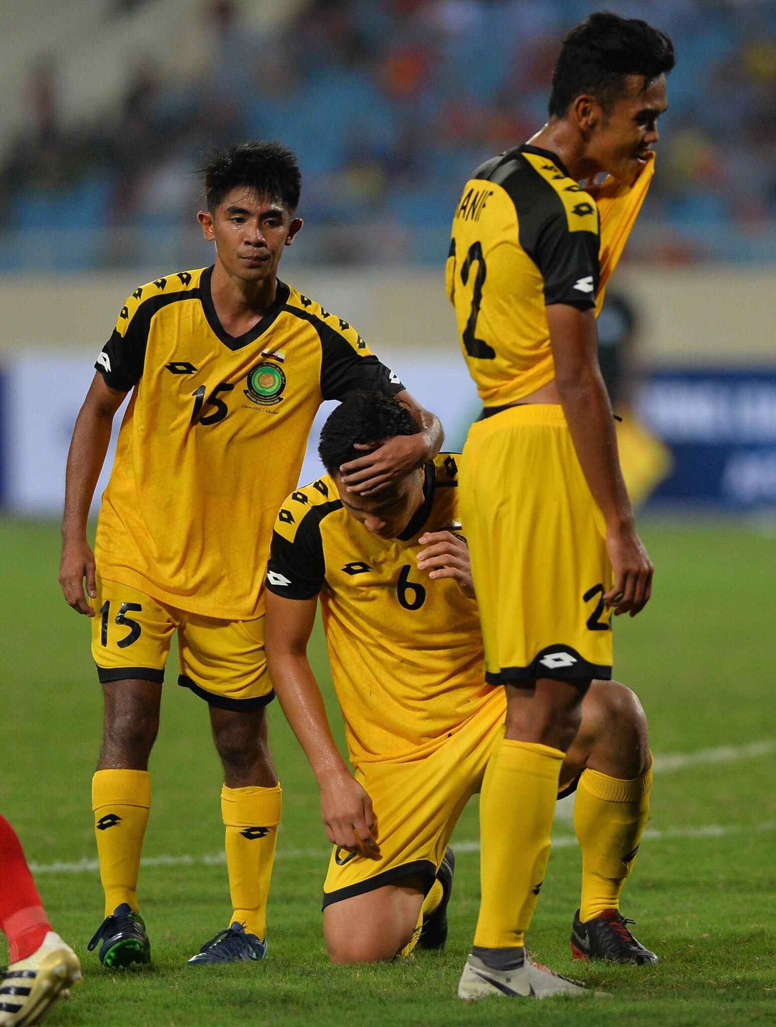 Cau thu Brunei nuc no roi san sau khi nhan the do anh 6