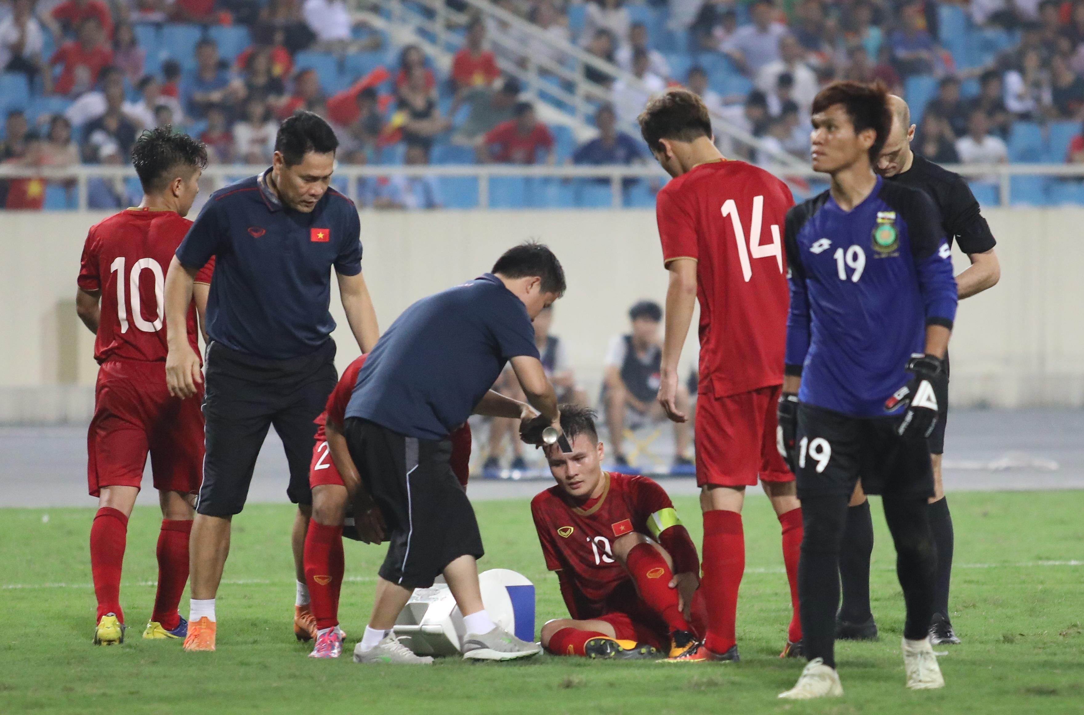 Cau thu Brunei nuc no roi san sau khi nhan the do anh 5