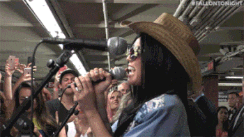 Miley Cyrus cai trang nguoi thuong, hat o ga tau khien fan nao loan hinh anh