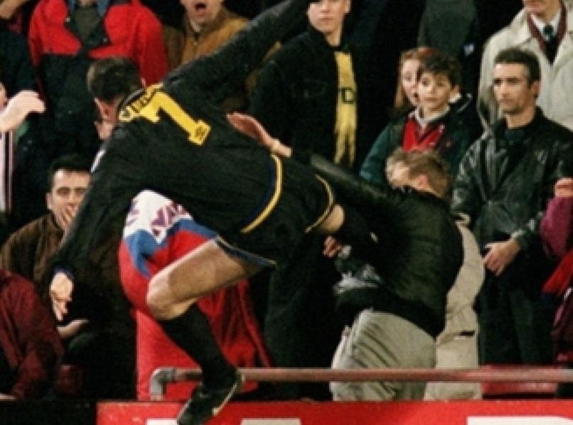 Nhin lai pha kungfu cua Cantona voi CDV 20 tuoi hinh anh