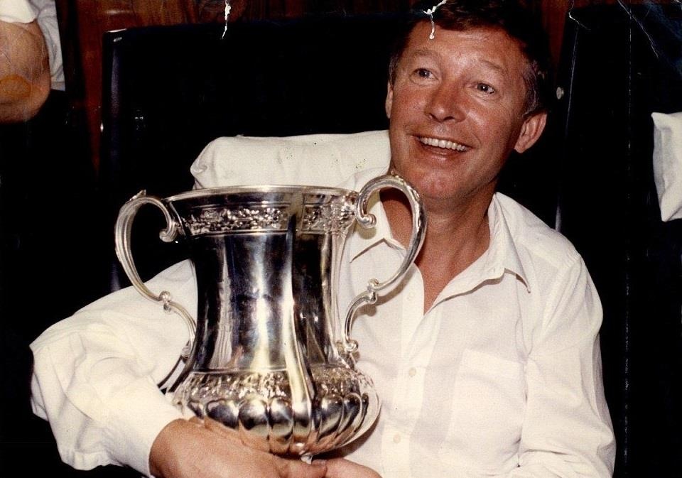 Nhin lai tran chung ket giup Sir Alex Ferguson khong bi sa thai o MU hinh anh