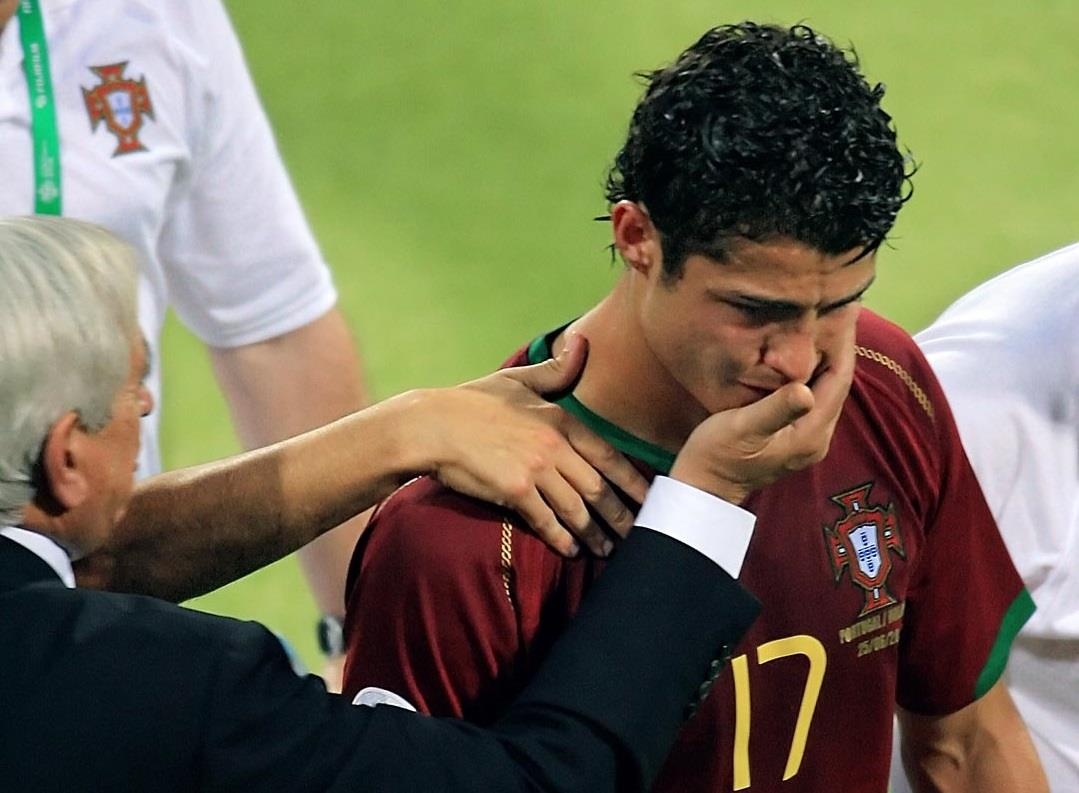 Nhin lai giot nuoc mat cua Ronaldo o tran dau bao luc tai World Cup hinh anh