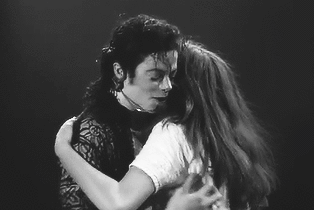 Khoanh khac fan gao thet, bat khoc, ngat xiu khi gap Michael Jackson hinh anh