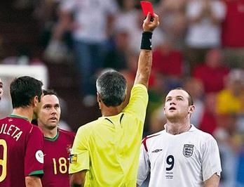 Nhin lai tinh huong Ronaldo 'choi kham' Rooney o World Cup 2006 hinh anh