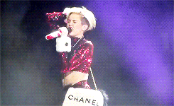 Khoanh khac noi loan, tao bao nhat cua Miley Cyrus khien fan do mat hinh anh