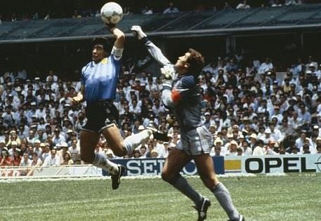 Nhin lai hai pha bong kinh dien cua Maradona o tu ket World Cup 1986 hinh anh