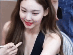 Mac ao khoet sau co, vay ngan cun con, sao Han lung tung che chan hinh anh