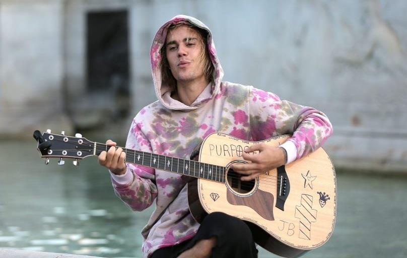Justin Bieber, Adam Levine lang man hat tang vo giua chon dong nguoi hinh anh