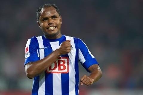 Cu sut kinh hoang dat toc do 210 km/h cua cau thu nguoi Brazil hinh anh