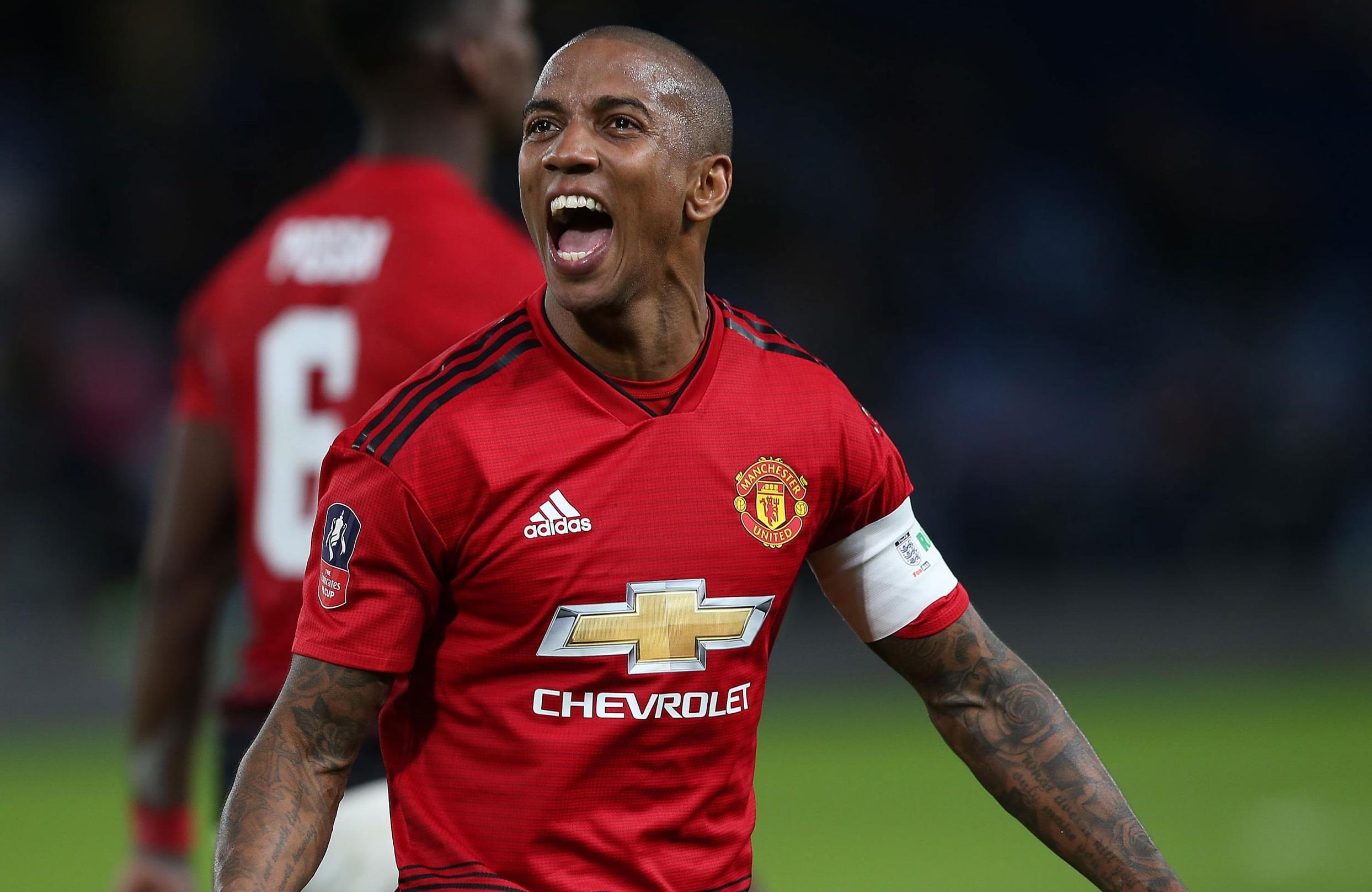 CDV Man United trut gian len Ashley Young sau tran thua Barca hinh anh