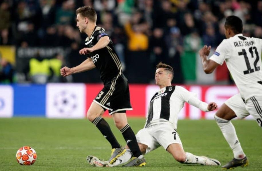 Ronaldo pha phạm lỗi thô bạo trước khi rời Champions League ảnh 1 Ronaldo pha pham loi tho bao truoc khi roi Champions League anh 1