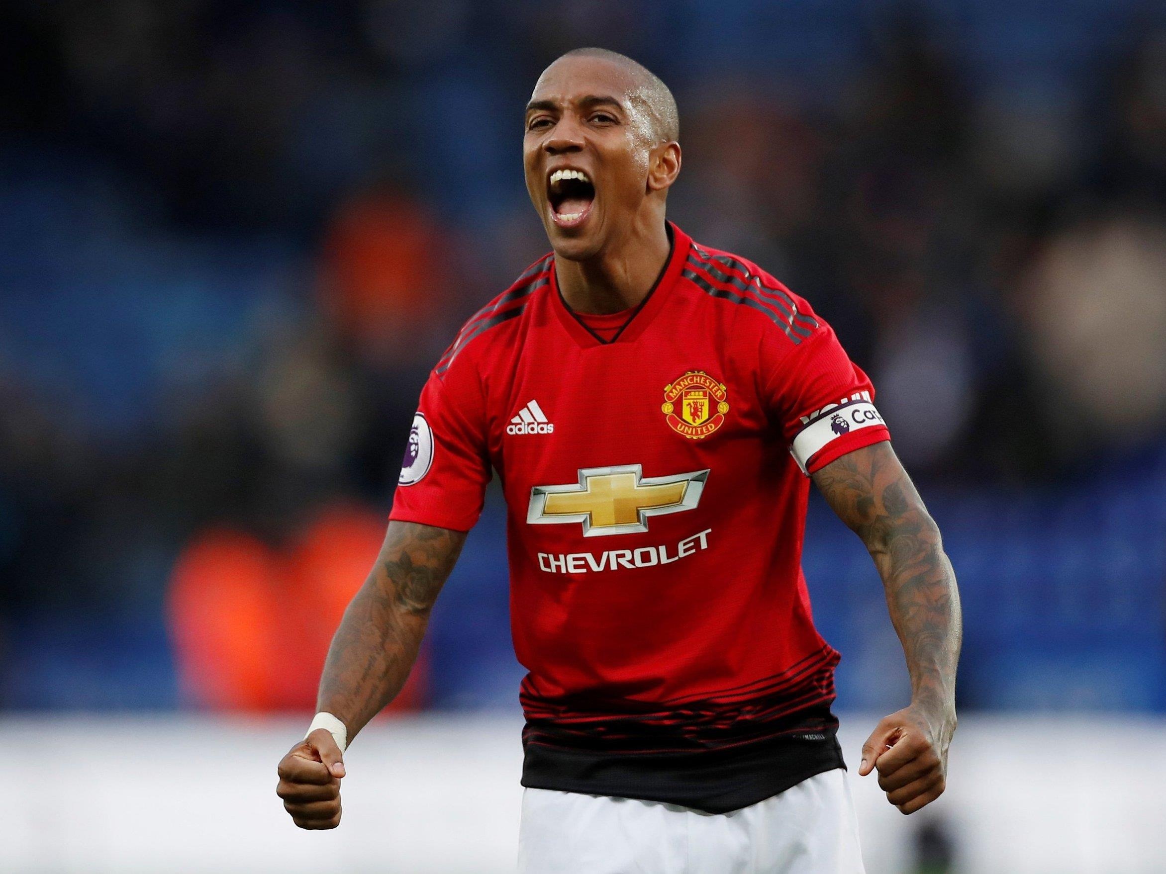 CDV MU trut gian len Ashley Young sau tran thua Barca anh 2