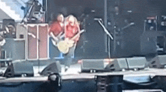 Nhung tai nan hy huu tren san khau khien khan gia rung minh hinh anh