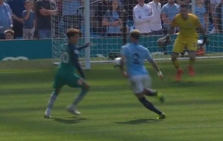 Man City thoát penalty vì Ngoại hạng Anh chưa có VAR ảnh 1 Man City thoat penalty vi Ngoai hang Anh chua co VAR anh 1