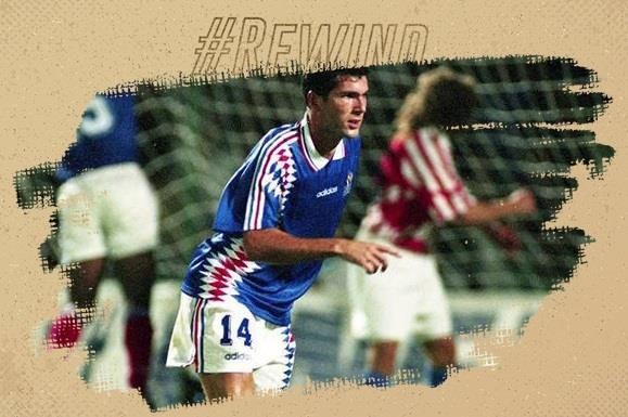 Khoanh khac thien tai cua Zidane o lan dau khoac ao DT Phap hinh anh