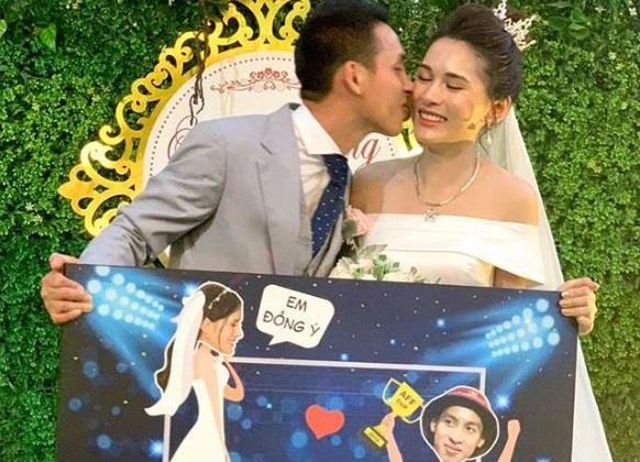 Phan Van Duc tu lam qua dac biet den dam cuoi Hung Dung hinh anh