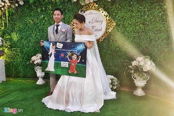 Phan Văn Đức tự tay gửi quà đặc biệt đến đám cưới Hùng Dũng ảnh 2 Phan Van Duc tu tay gui qua dac biet den dam cuoi Hung Dung anh 2