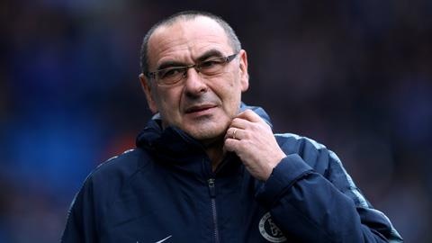 HLV Sarri bi duoi khoi san trong ngay Chelsea hoa bac nhuoc hinh anh
