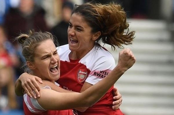 Doi nu Arsenal vo dich trong ngay dong nghiep nam thua tham hinh anh