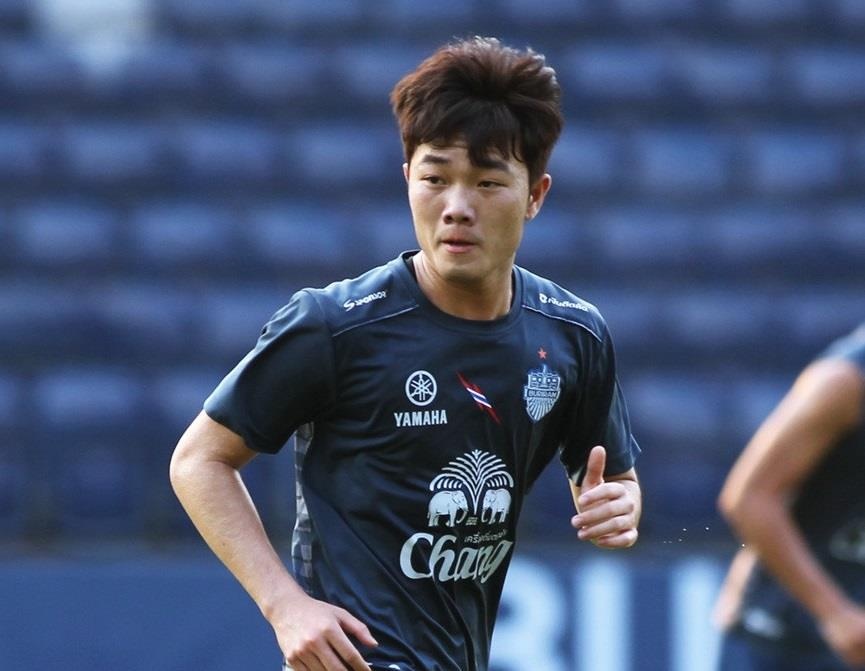 Xuan Truong bi dong doi nem xuong nuoc trong ngay sinh nhat hinh anh