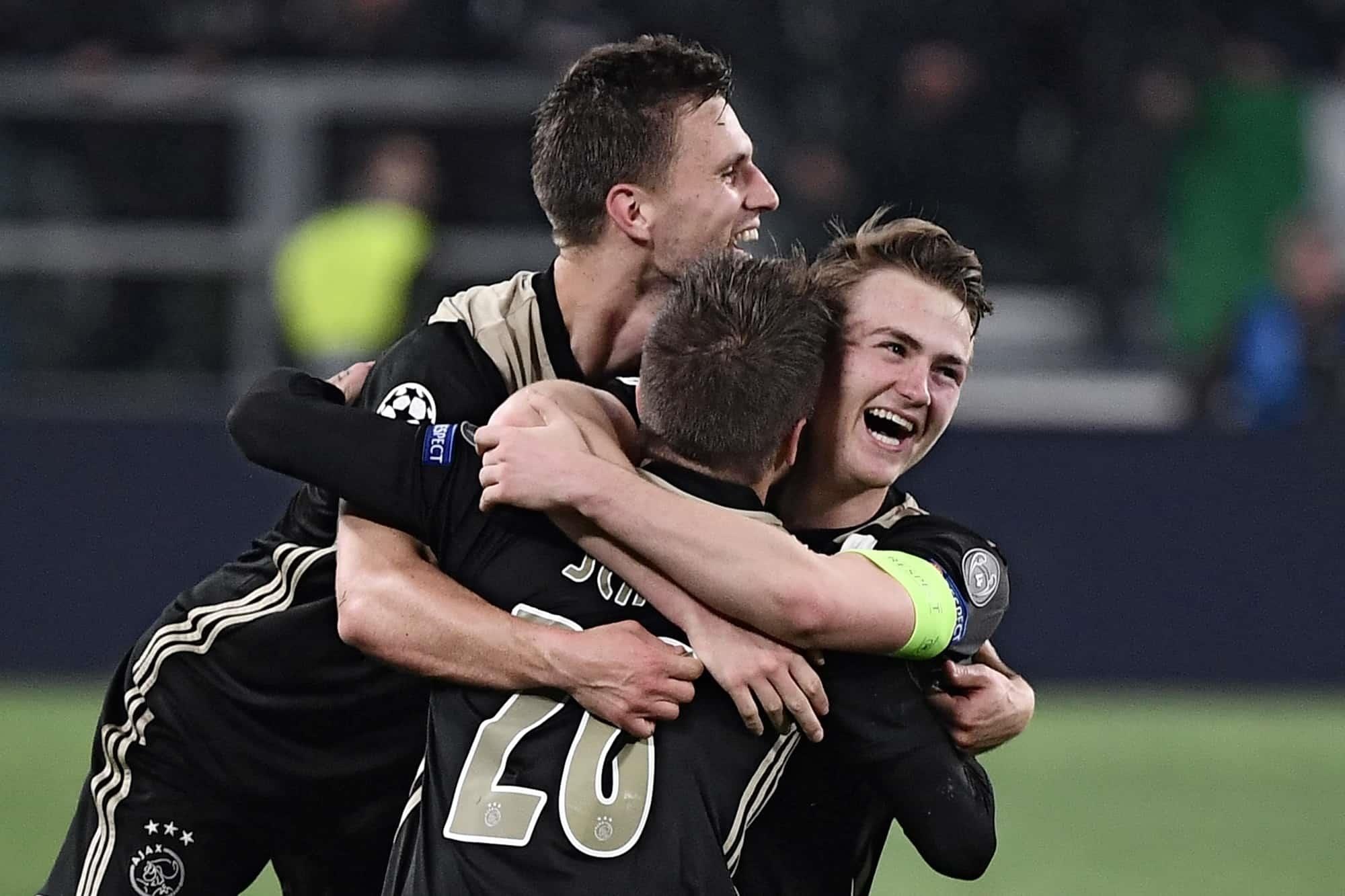 Ca doi hinh Ajax co gia tri chi bang Paul Pogba hinh anh