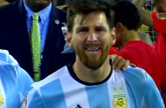 Messi va nhung phut yeu long den roi nuoc mat tren san bong hinh anh