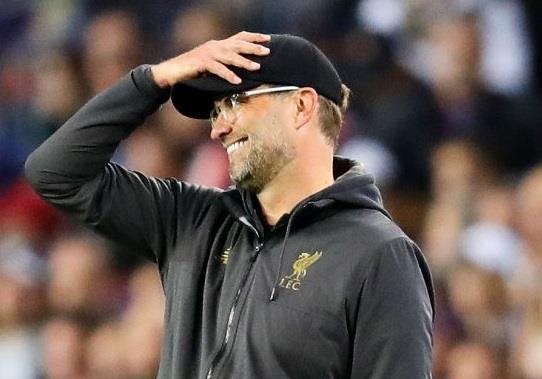 HLV Klopp guong cuoi nhin Messi ghi sieu pham nhan chim Liverpool hinh anh