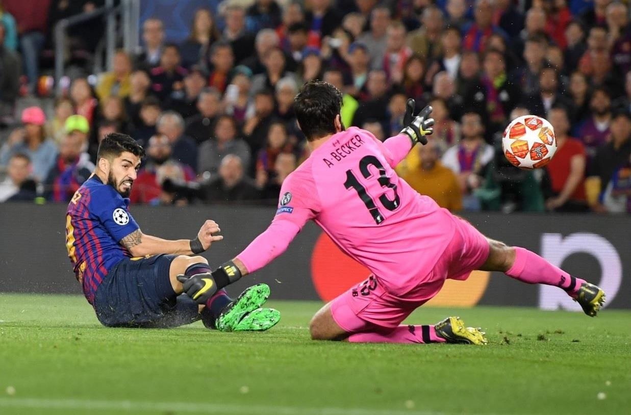 Suarez an mung cuong nhiet khi sut tung luoi Liverpool anh 2