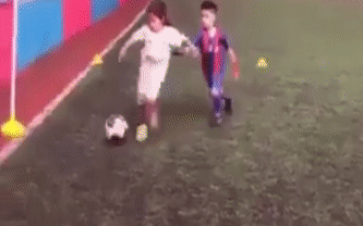 Cau thu nhi noi doa don chan doi thu vi bi qua mat lien tuc hinh anh