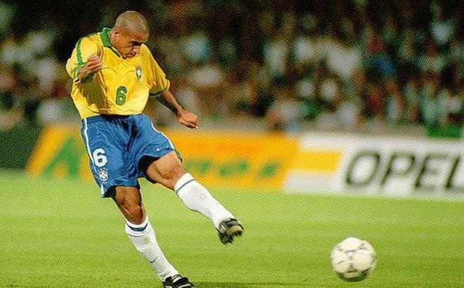 Ban thang kinh dien tu goc gan 0 do cua Roberto Carlos hinh anh