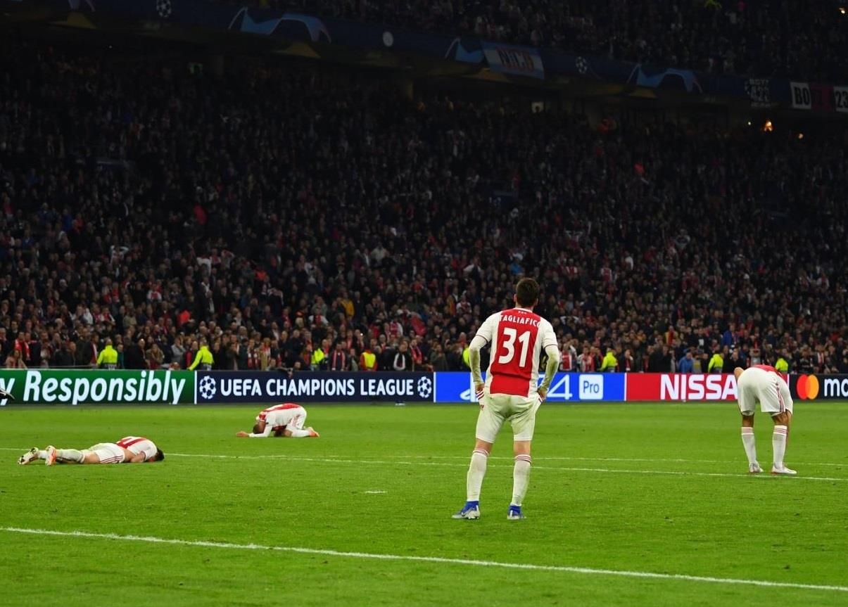 Tan binh Barcelona roi nuoc mat sau tran thua dau cua Ajax anh 1