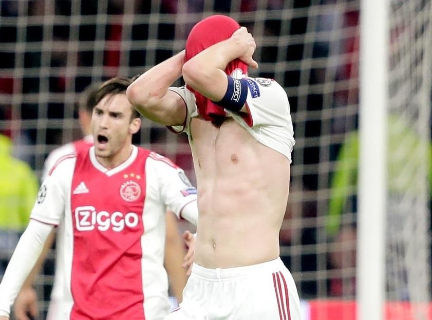 Tan binh Barcelona roi nuoc mat sau tran thua dau cua Ajax anh 7