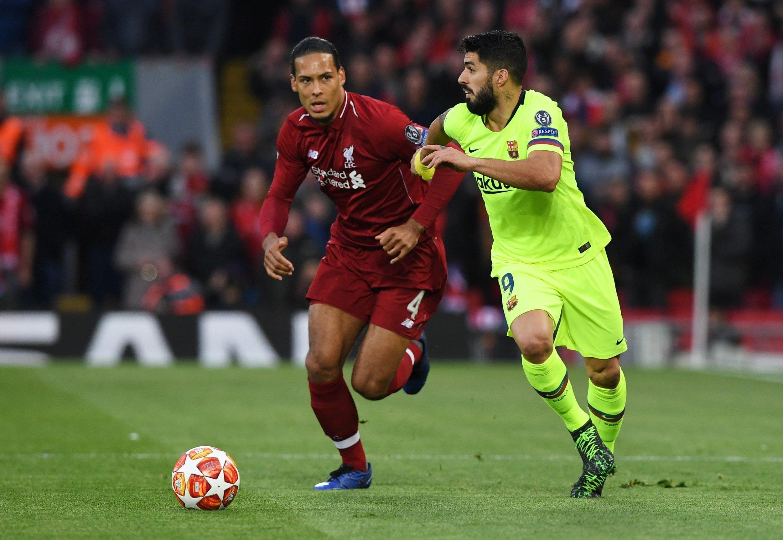 Messi dan dau doi hinh tieu bieu anh 4