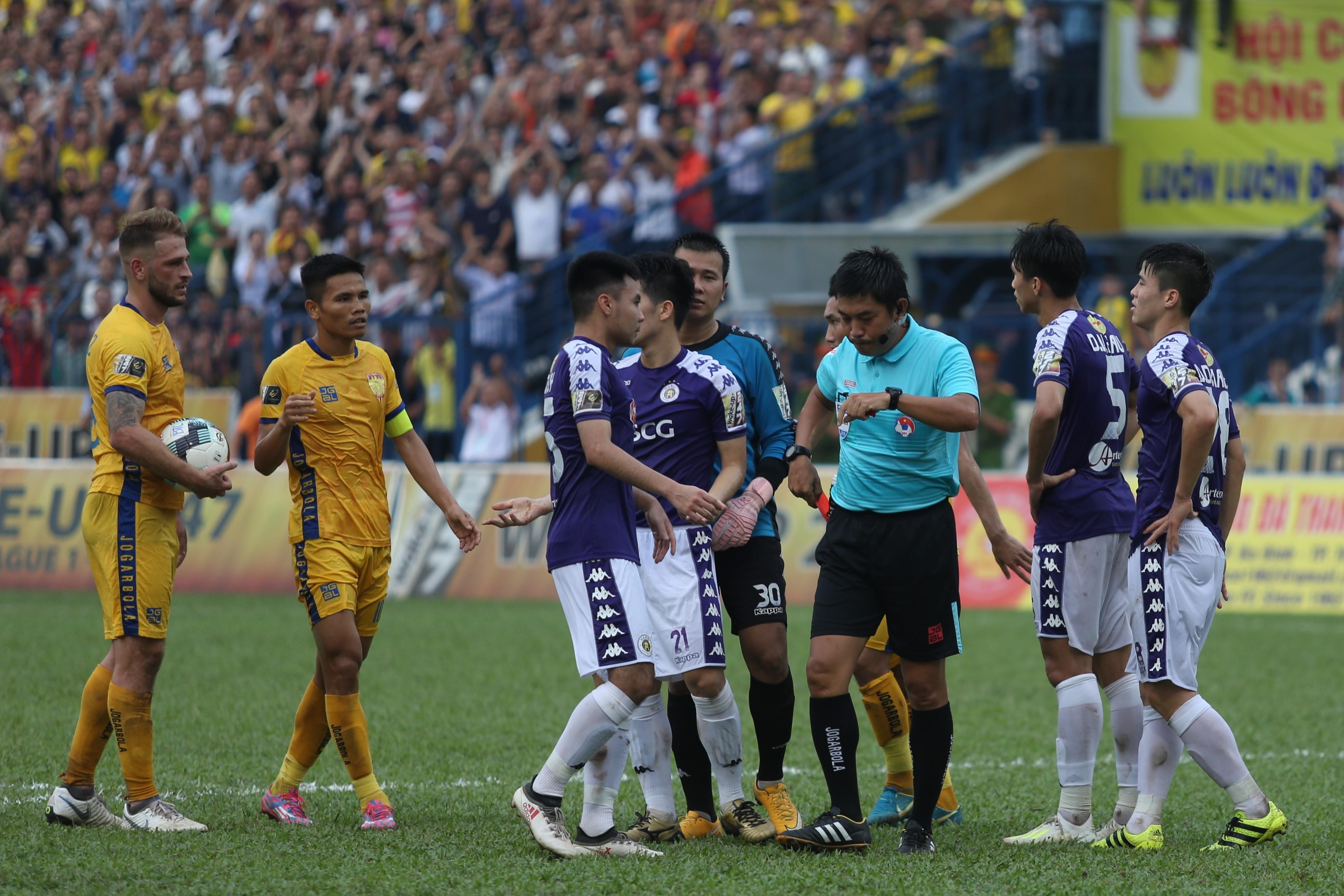 Đình Trọng bị truất quyền thi đấu sau pha kéo vai đối thủ ảnh 1 Dinh Trong bi truat quyen thi dau sau pha keo vai doi thu anh 1