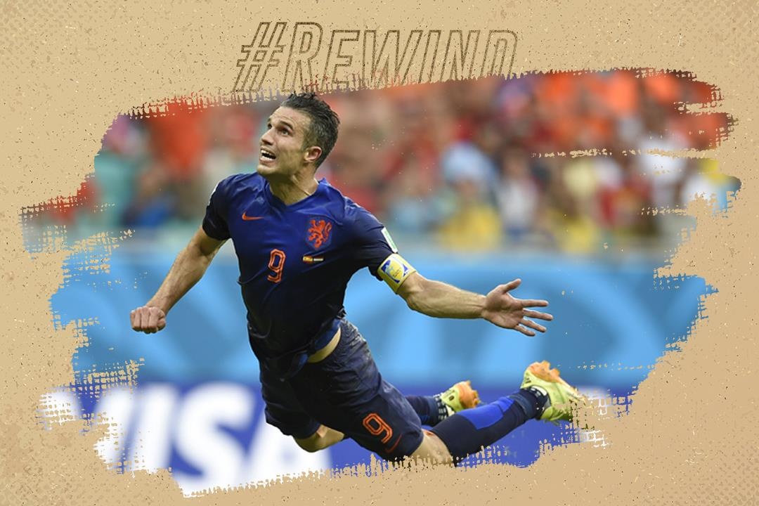 'Nguoi Ha Lan bay' Van Persie tung nguoi nhan chim Tay Ban Nha hinh anh