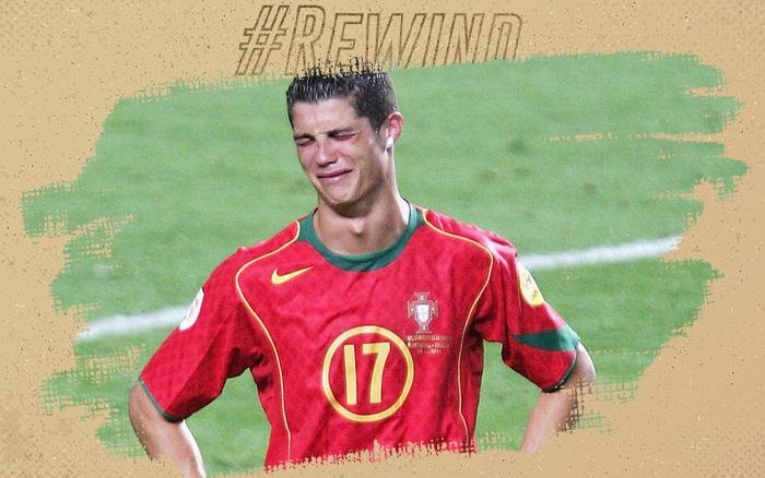 Ronaldo khoc can nuoc mat sau cu soc dau tien tren san co hinh anh