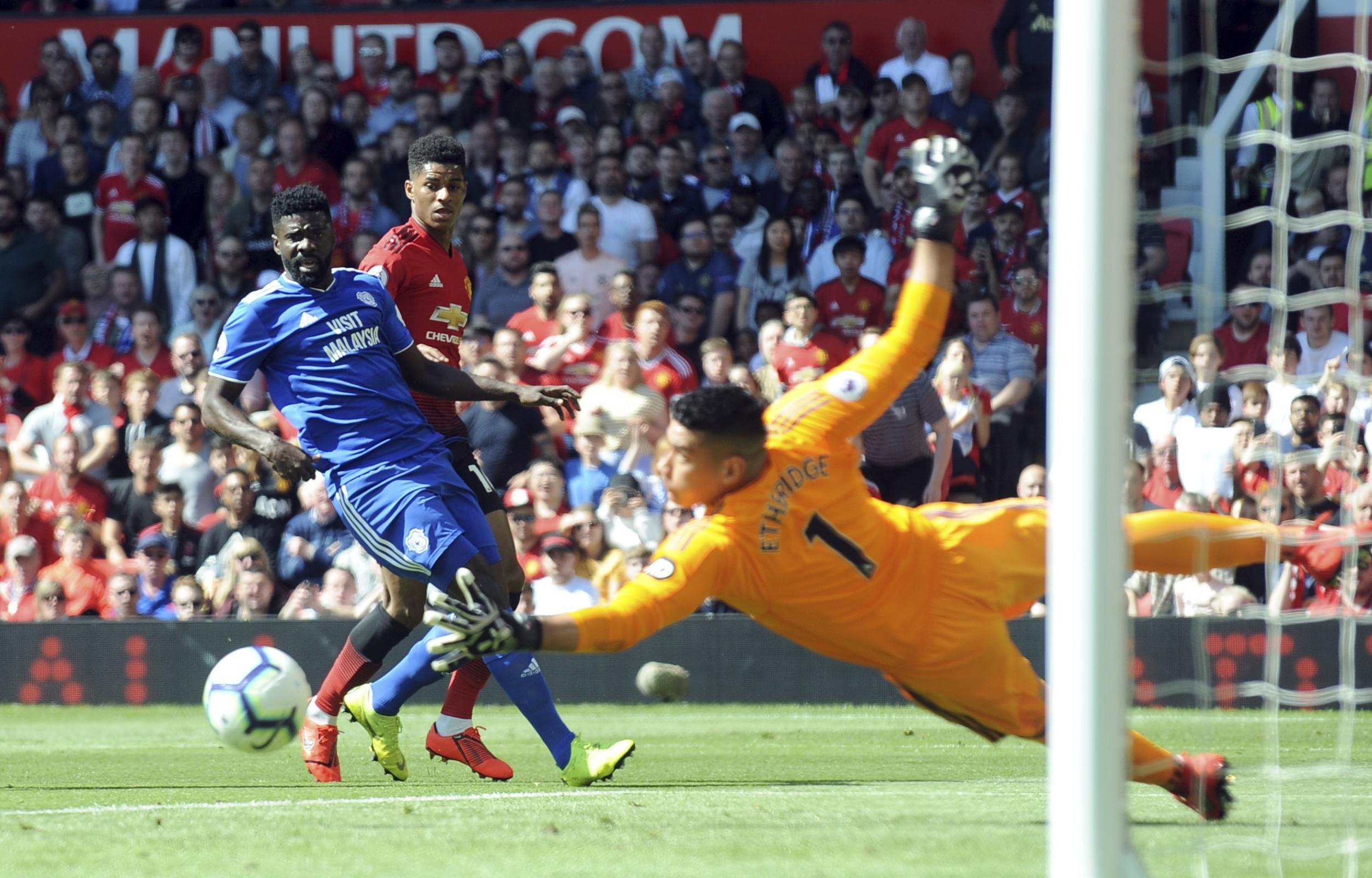 Bong da Dong Nam A len tam cao moi nho cai ten Etheridge anh 2