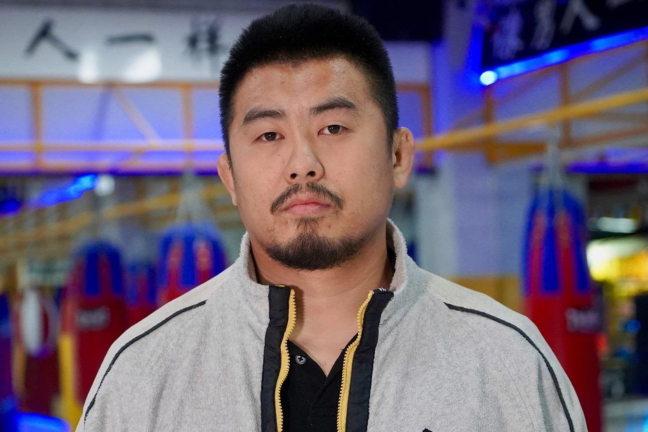 Tu Hieu Dong bi danh rach mat khi tap luyen voi vo si Muay Thai hinh anh