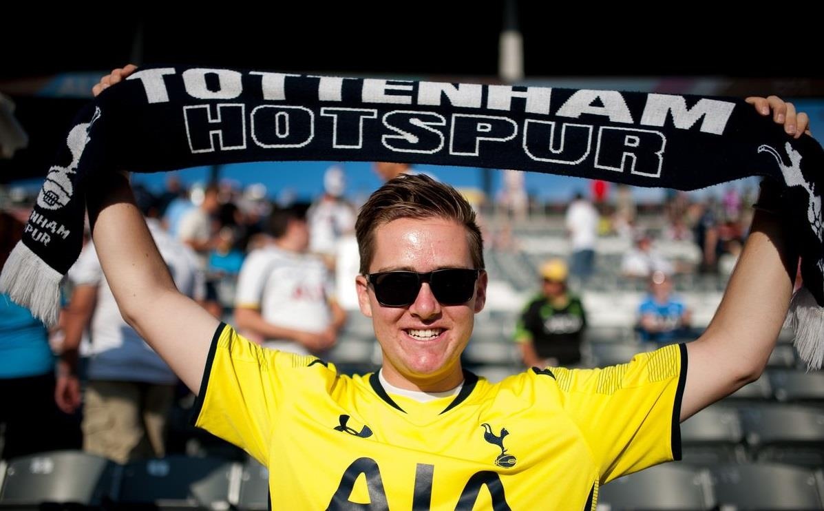 CDV Tottenham nhan cai ket dang vi tuon ve chung ket ra 'cho den' hinh anh