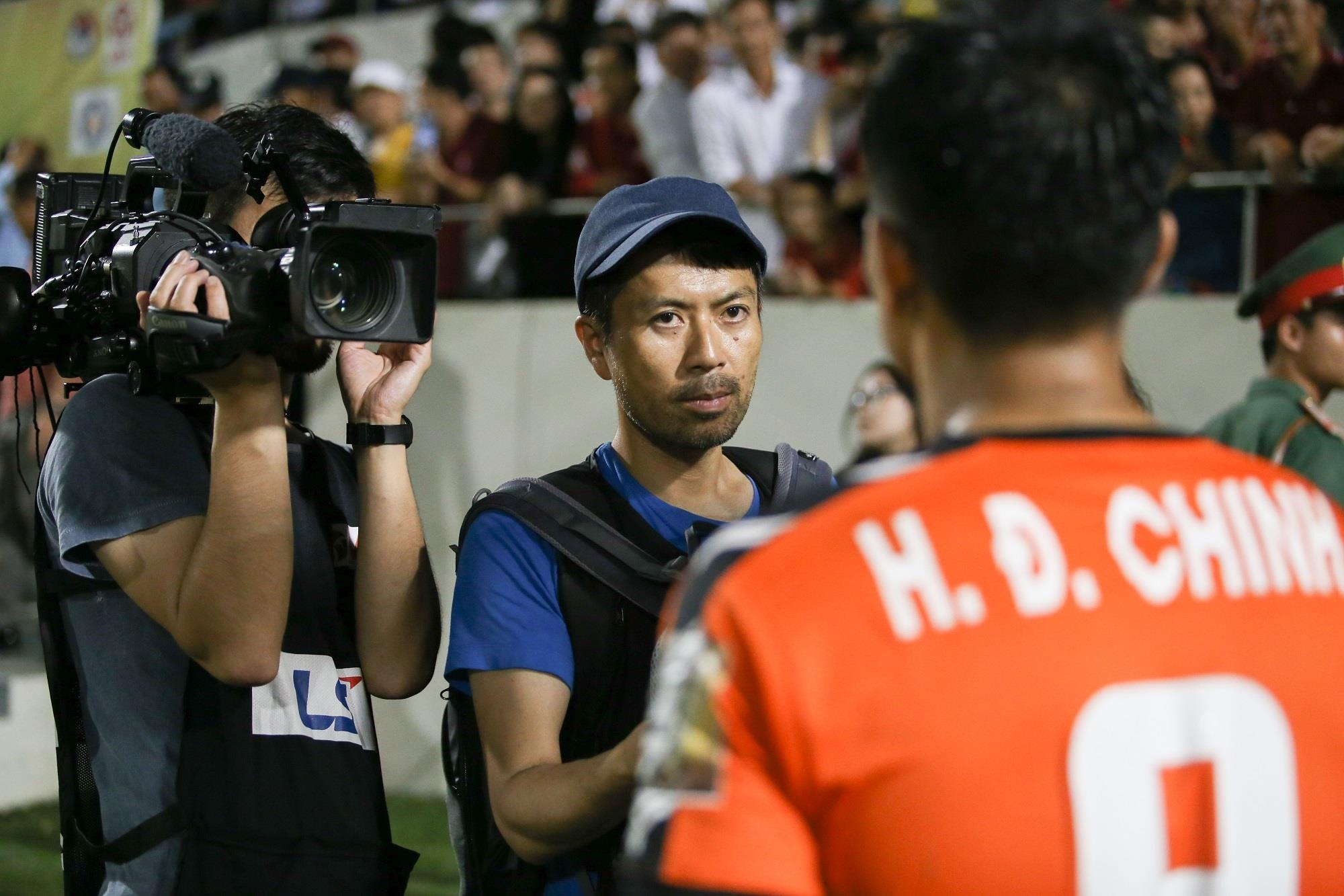 Đài Nhật Bản phỏng vấn Đức Chinh cho phóng sự về ĐTVN ảnh 2 Dai Nhat Ban phong van Duc Chinh cho phong su ve DTVN anh 2