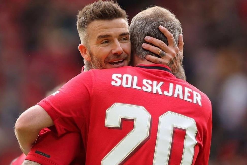 Beckham vung phong do, Solskjaer bac trang dau sau 20 nam hinh anh