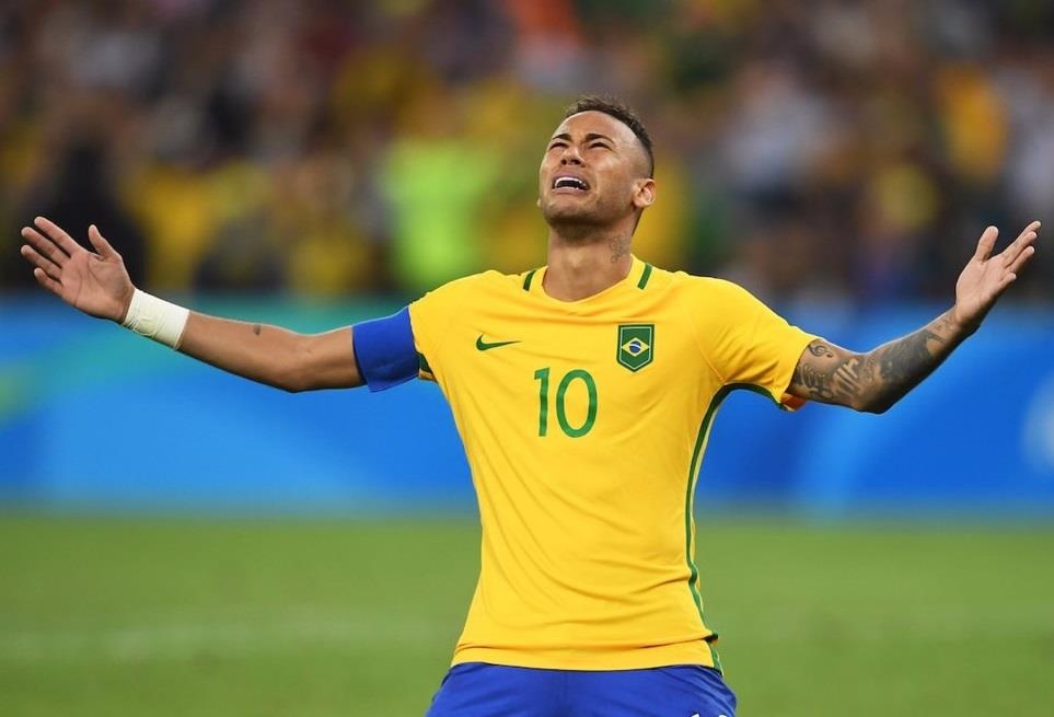 Neymar bi tuoc bang doi truong tuyen Brazil hinh anh