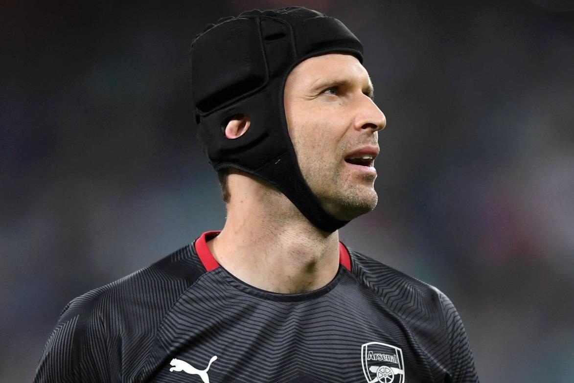 Arsenal thua tham, Petr Cech giai nghe trong con ac mong hinh anh