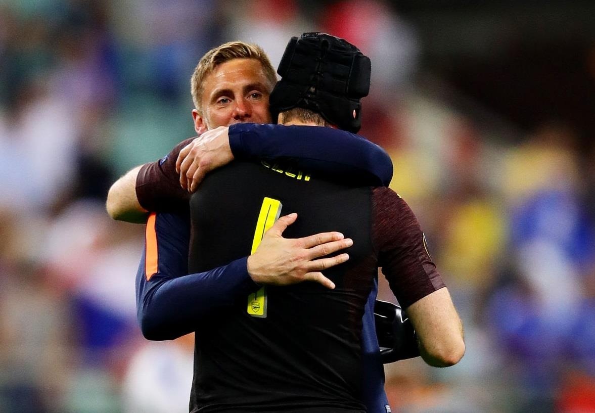 Arsenal thua tham,  Cech gia tu san co trong con ac mong anh 2