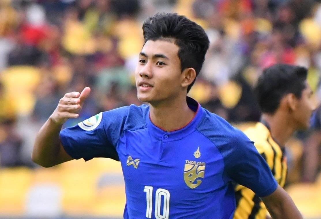 Tien dao 16 tuoi du King's Cup di vao lich su bong da Thai Lan hinh anh