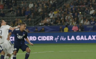 Ibrahimovic ghi ban dep mat tren dat My hinh anh