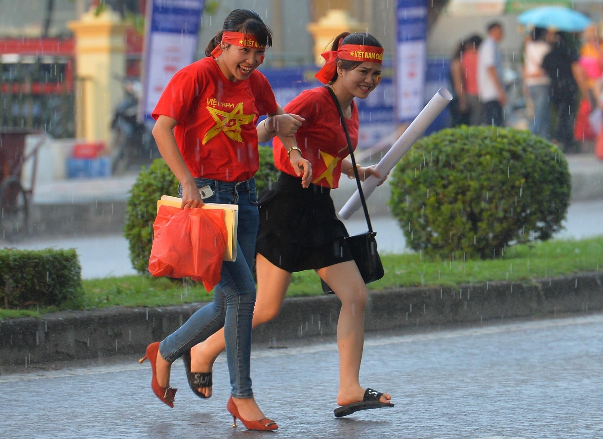 CDV nu xinh dep doi mua xem U23 Viet Nam dau Myamnar anh 1